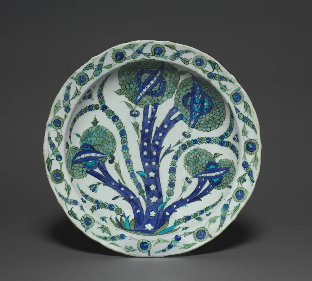 İznik workshop — Large Dish with Artichokes. The Cleveland Museum of Art, CC0.