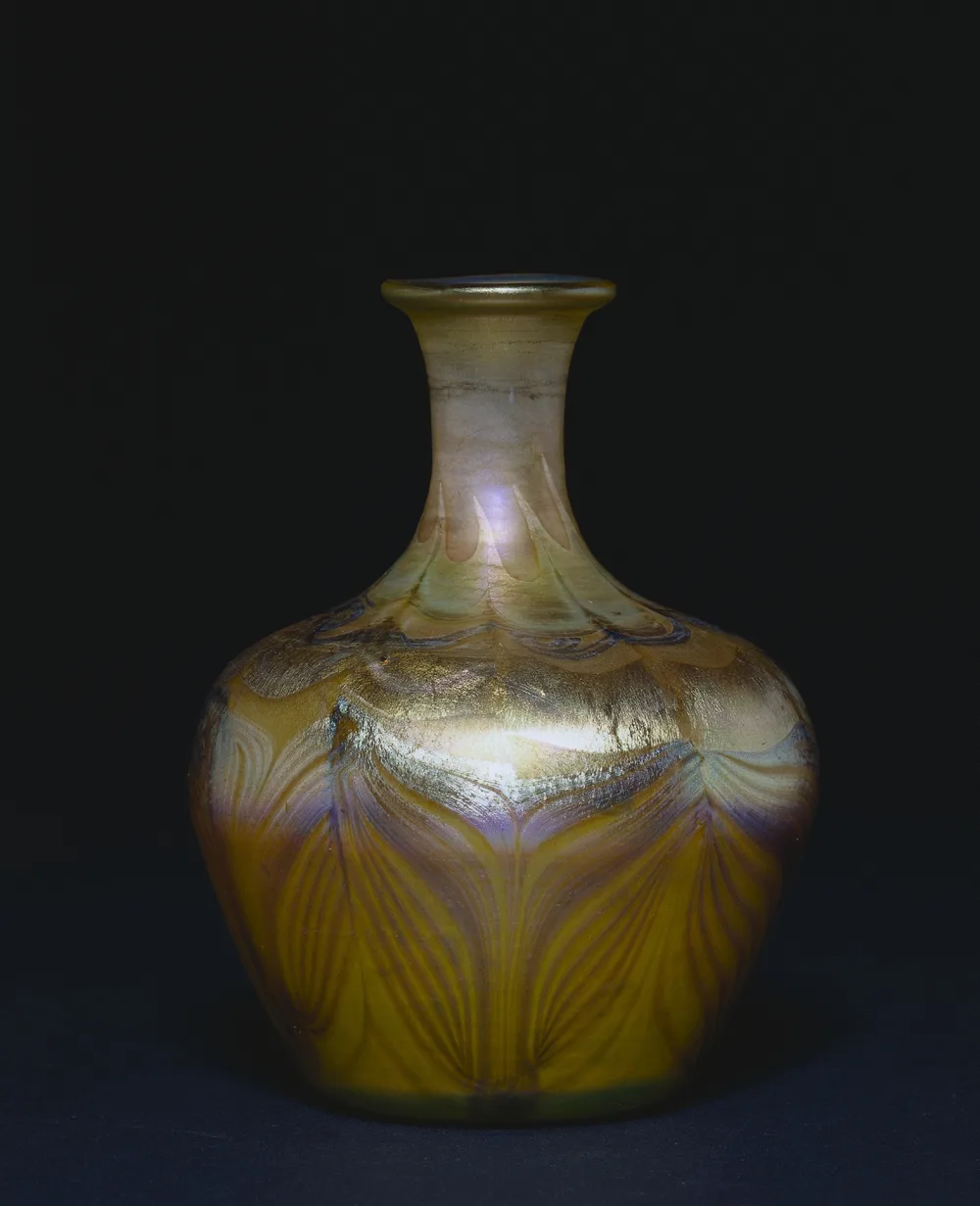 Louis Comfort Tiffany — Wazon Favrile. The Cleveland Museum of Art, CC0.